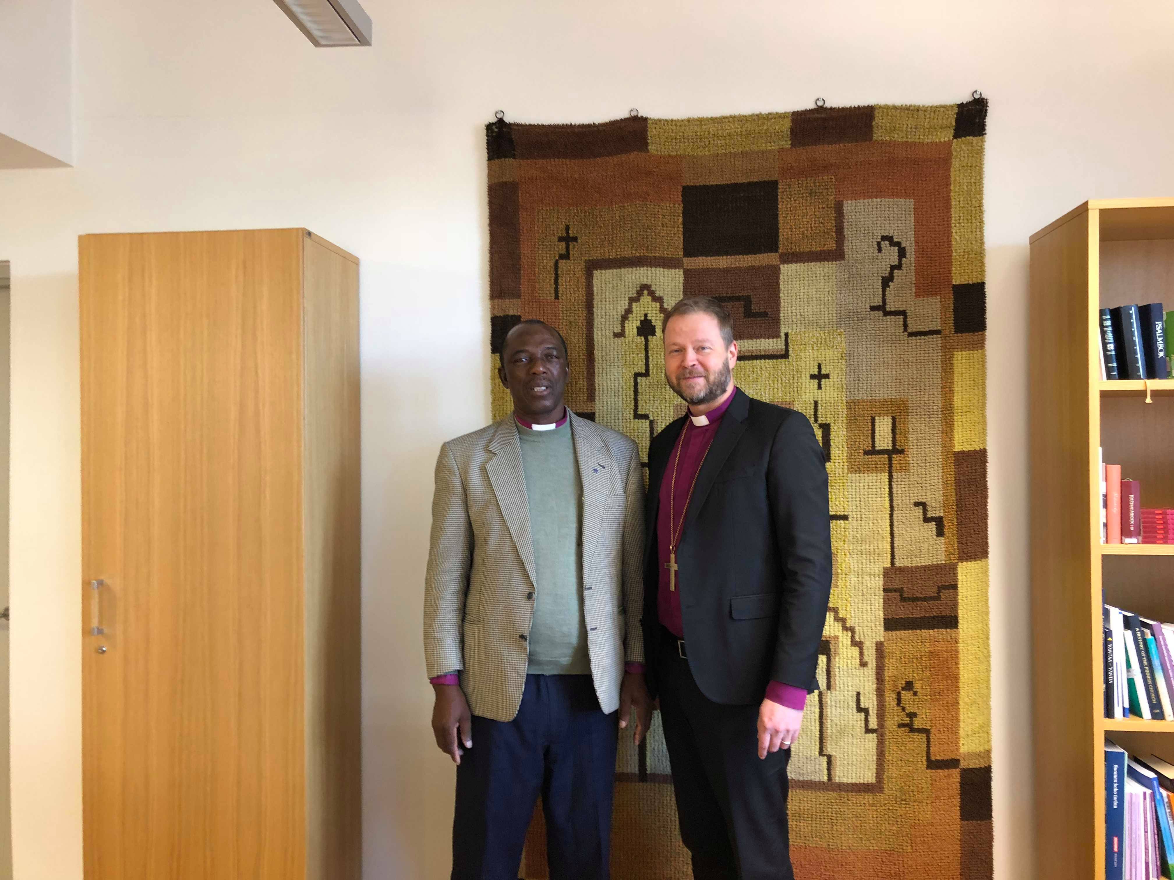 Namibian evankelis-luterilaisen kirkon Läntisen hiippakunnan piispa Veikko Munyika kävi tapaamassa piispa Laajasaloa helmikuussa 2019.