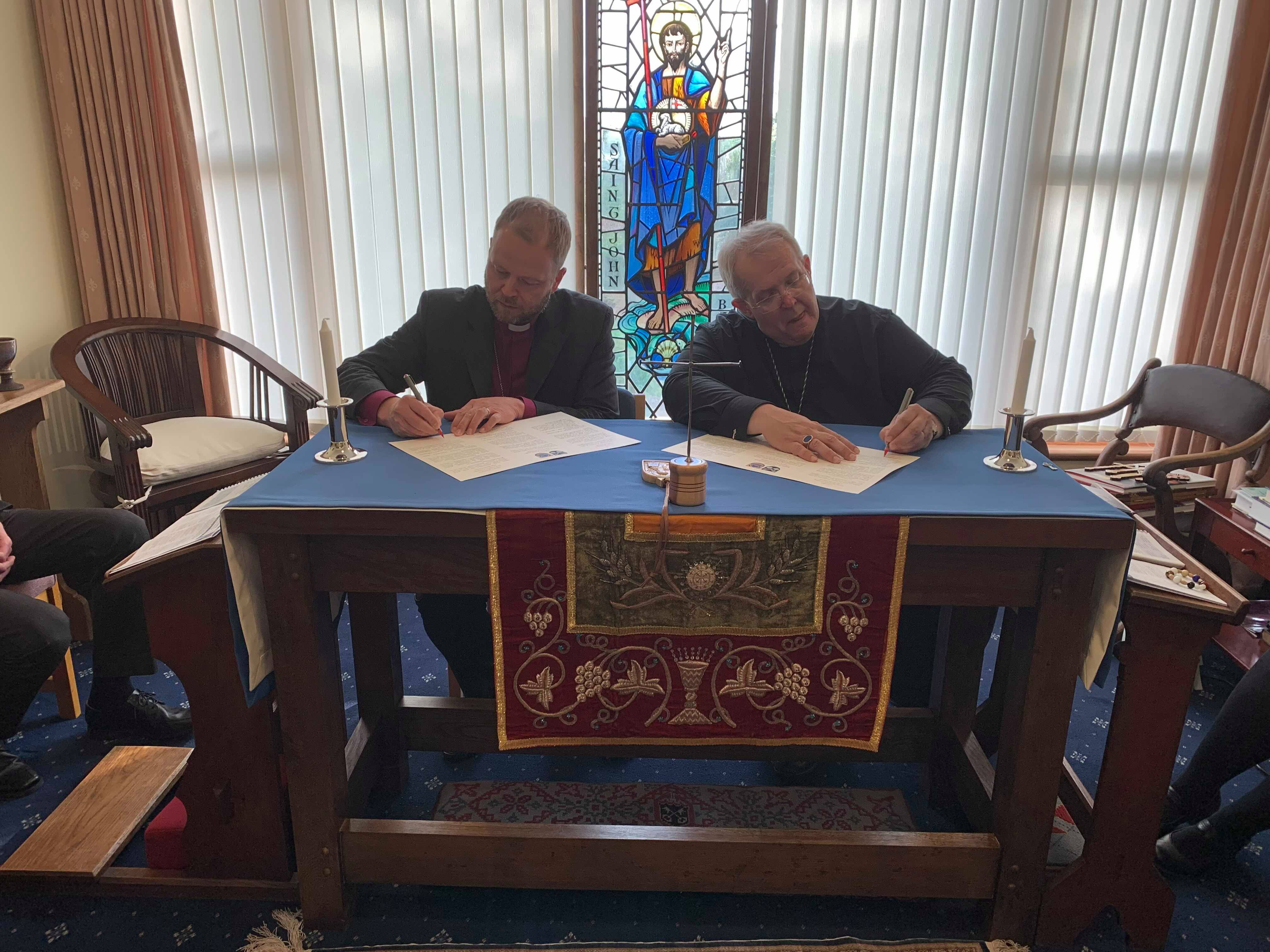 Piispa Laajasalo allekirjoitti St.Asaphin hiippakunnan piispan Gregory Cameronin kanssa ystävyyshiippakuntasopimuksen kesäkuussa 2019.